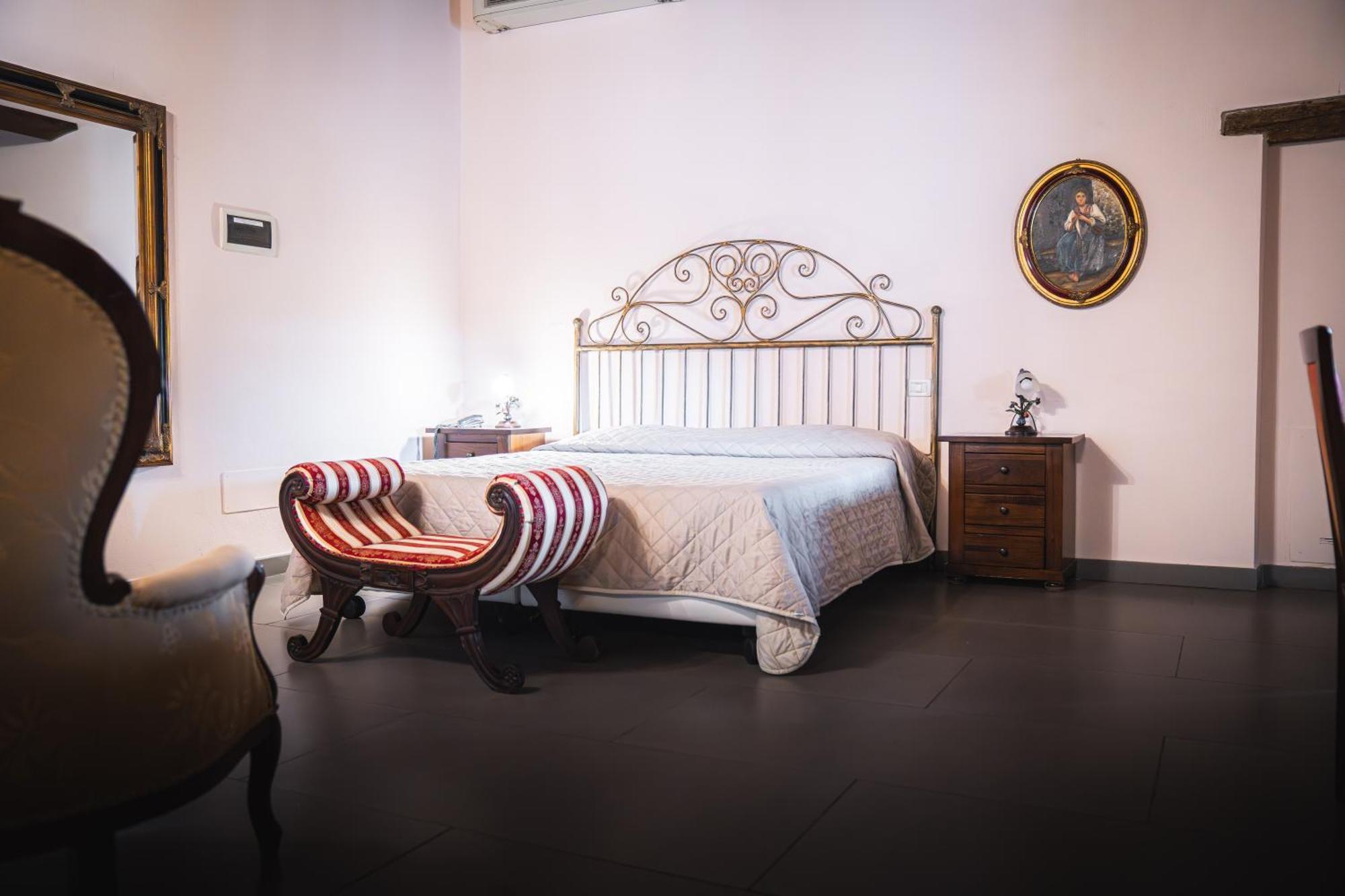 Hotel La Tavola Rotonda Кортемаджоре Экстерьер фото